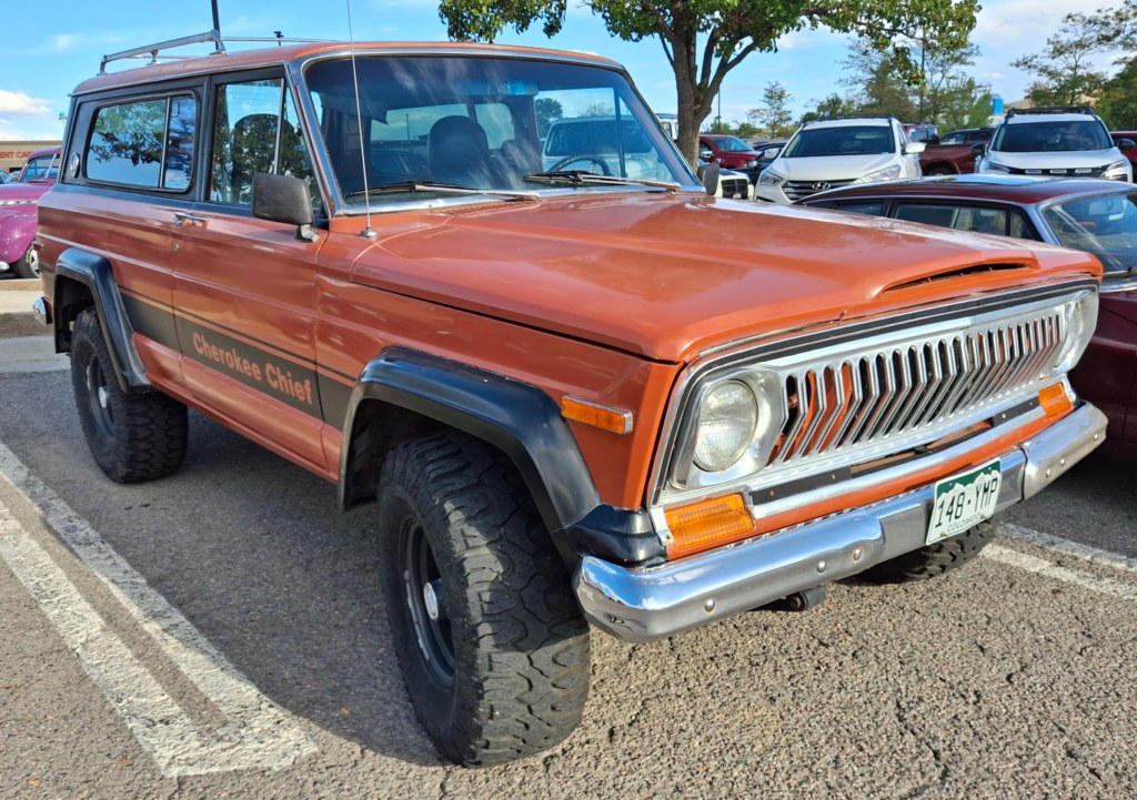 Jeep Cherokee Chief orange de 1979, avec ses elargisseurs d’ailes wide-track
