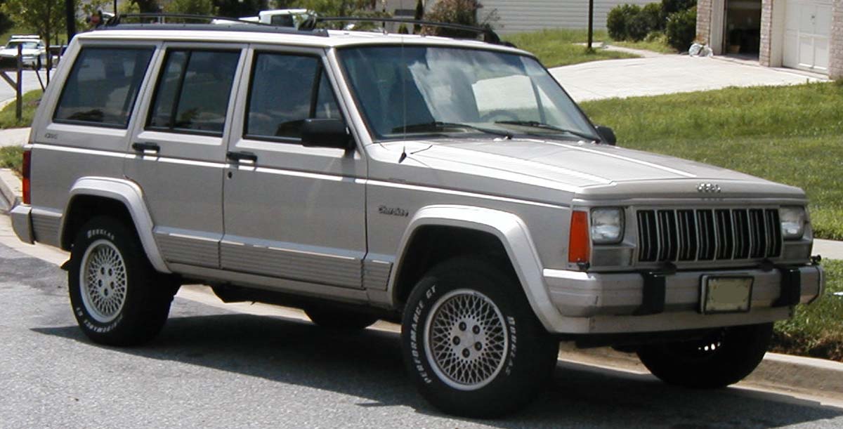 Jeep Cherokee XJ gris, vue trois quarts avant, carrosserie unibody quatre portes