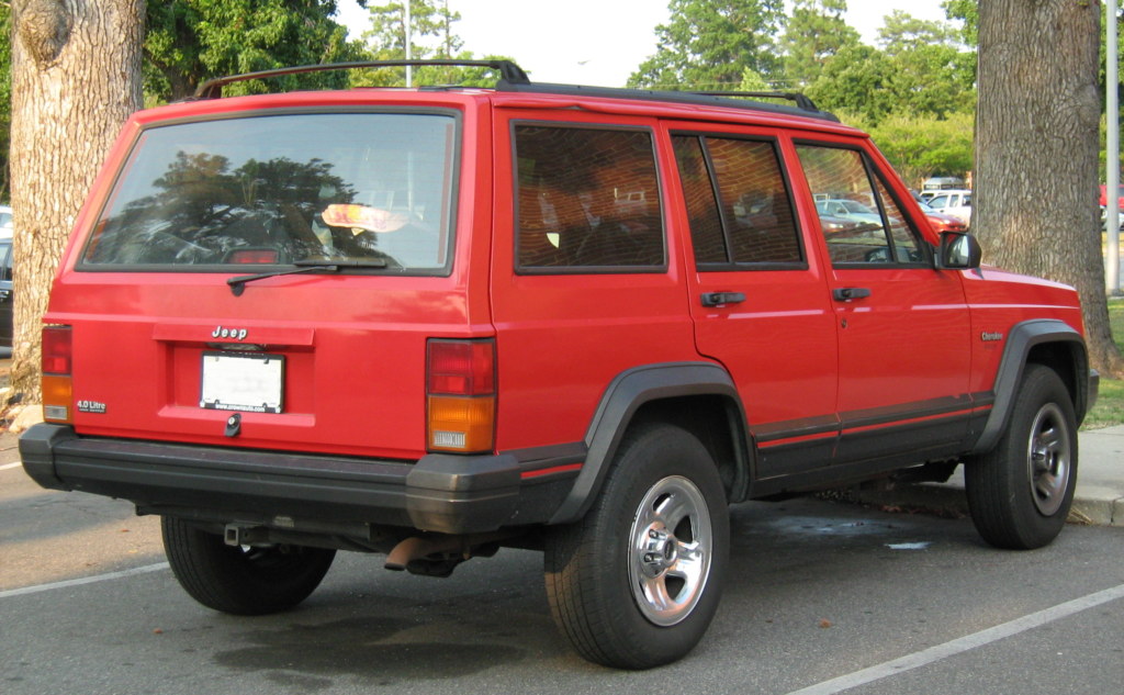 Jeep Cherokee XJ rouge quatre portes, finition Sport, vue arriere