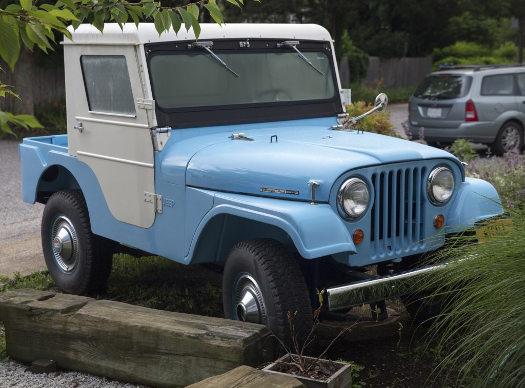 Jeep CJ-5A Tuxedo Park bleu et blanc avec son demi-toit rigide