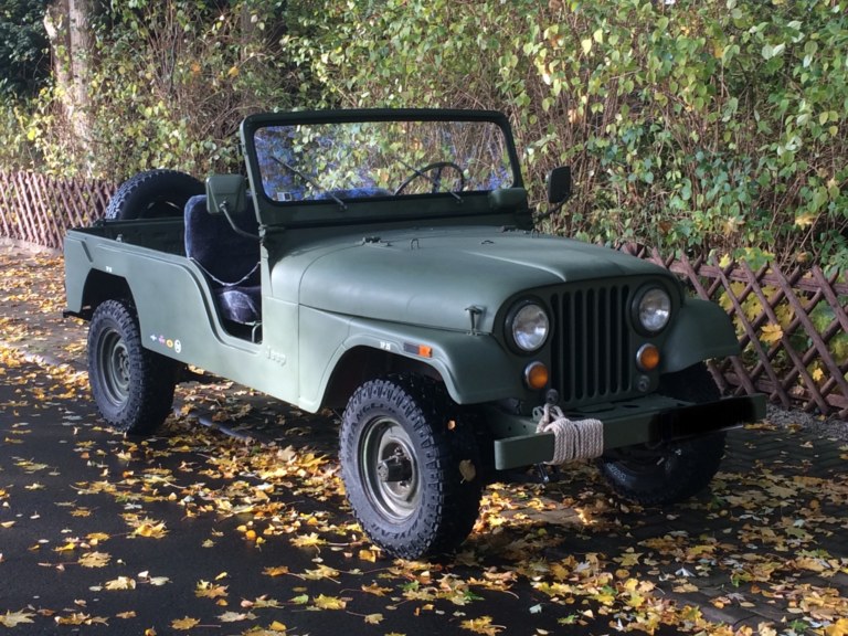 Jeep CJ-6 verte, version a empattement long de la CJ-5, vue trois quarts avant