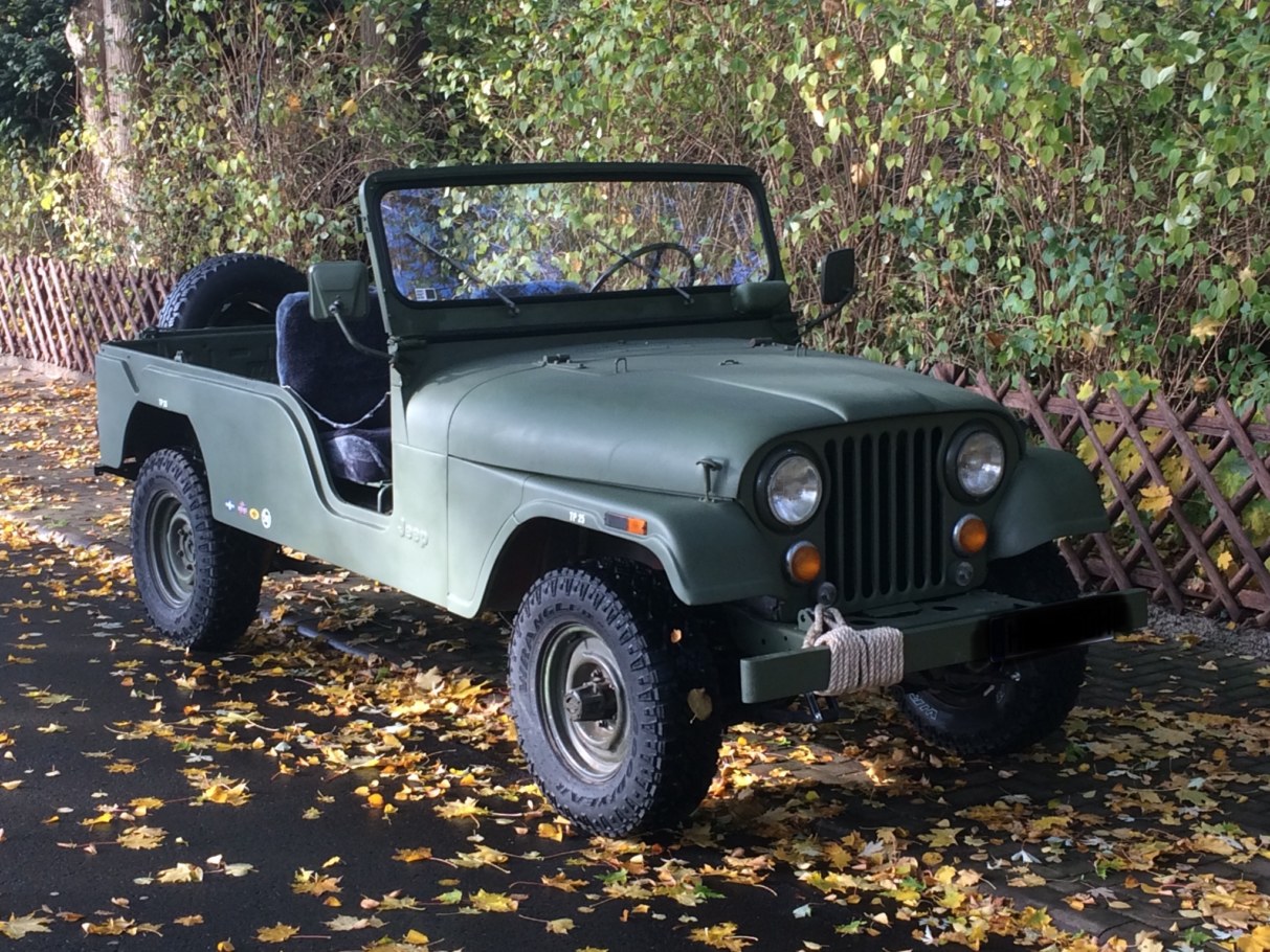 Jeep CJ-6 verte, version a empattement long de la CJ-5, vue trois quarts avant