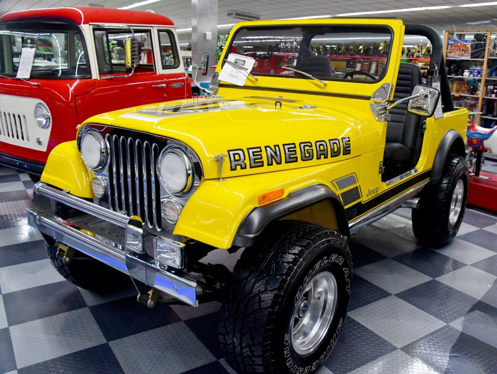 Jeep CJ-7 Renegade jaune de 1984, exposee au musee automobile de Tallahassee