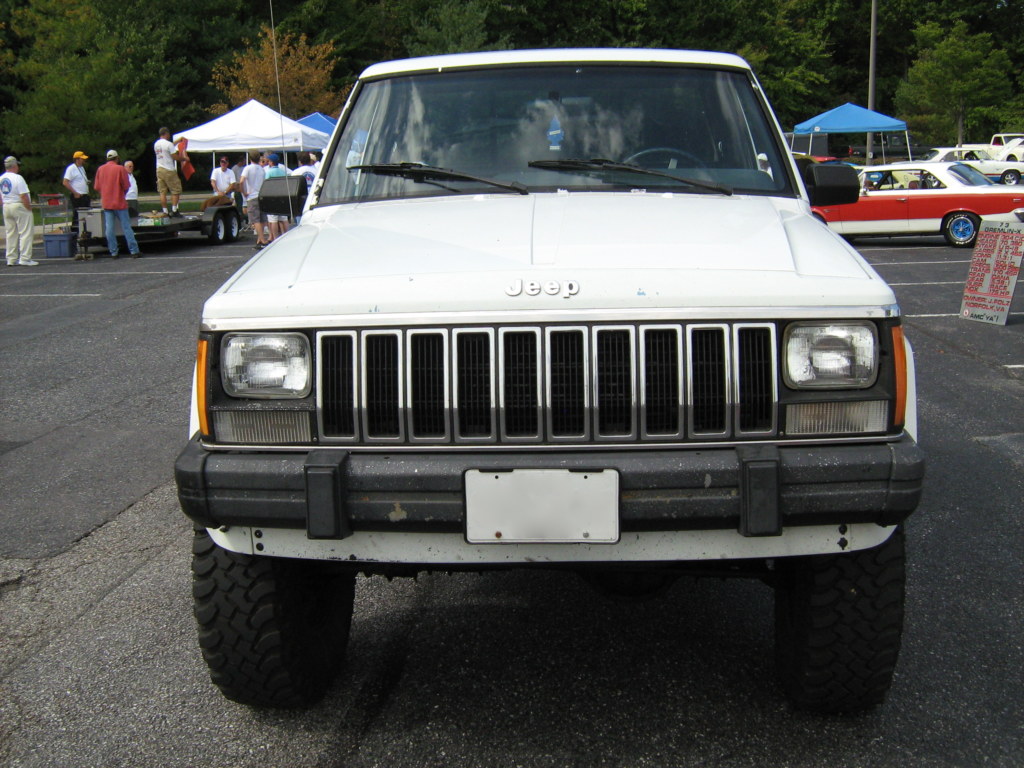 Jeep Comanche Pioneer blanc, benne longue, vue avant