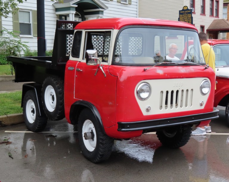 Jeep FC-150 rouge de 1958, cabine avancee caracteristique du Forward Control