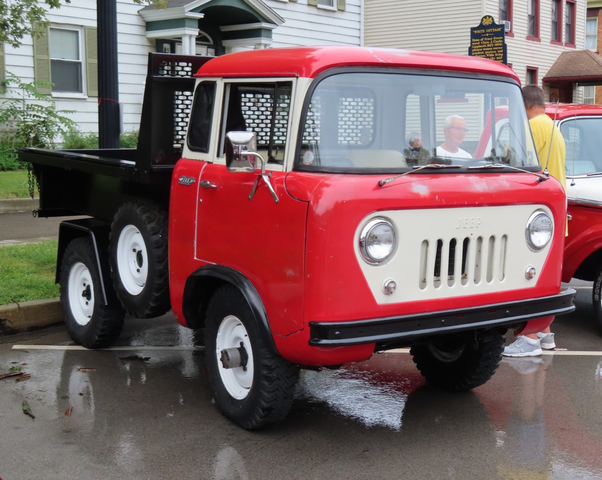 Jeep FC-150 rouge de 1958, cabine avancee caracteristique du Forward Control