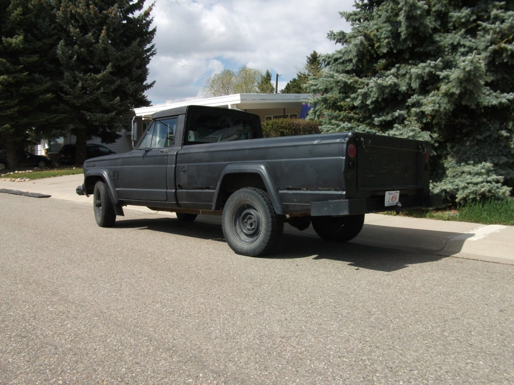 Jeep Gladiator J3000 en noir mat, version tardive de la gamme des annees 1960