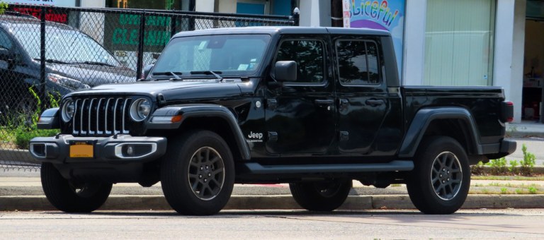 Jeep Gladiator JT noir de 2020, premier pick-up Jeep depuis le Comanche