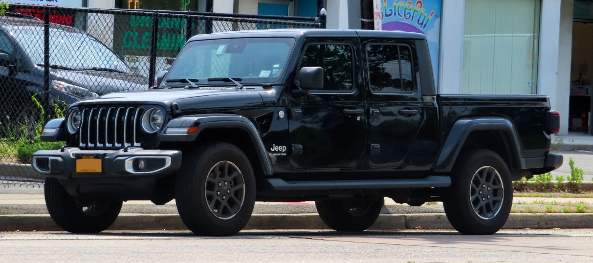 Jeep Gladiator JT noir de 2020, premier pick-up Jeep depuis le Comanche