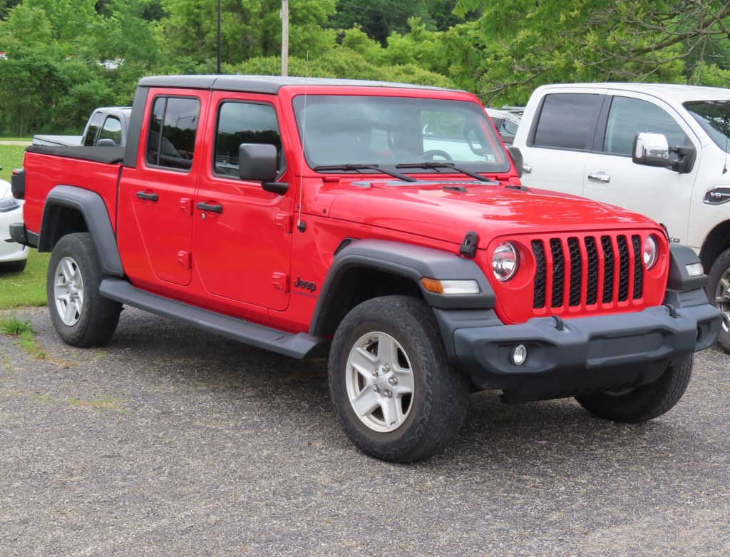 Jeep Gladiator JT Sport S rouge, finition d’entree de gamme
