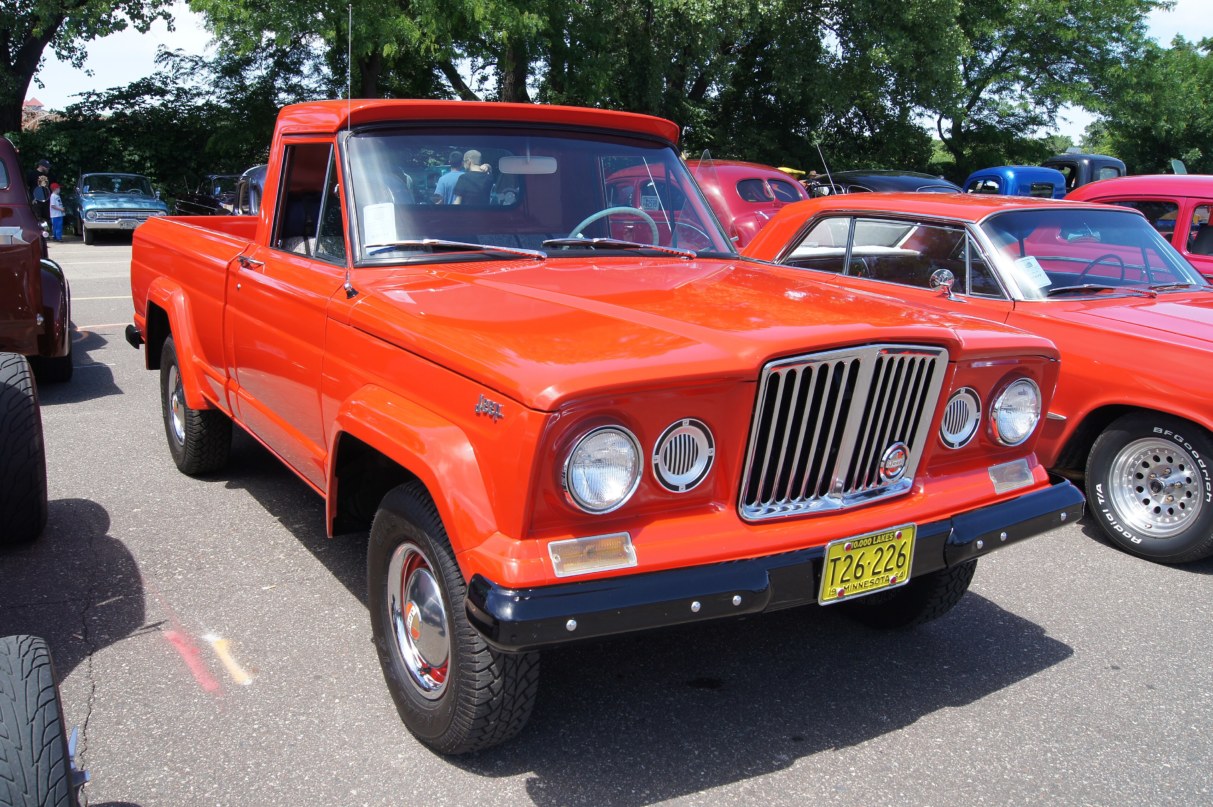 Jeep Gladiator rouge de 1964, pick-up base sur la plateforme SJ du Wagoneer