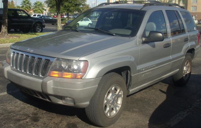 Jeep Grand Cherokee WJ Laredo gris, vue avant