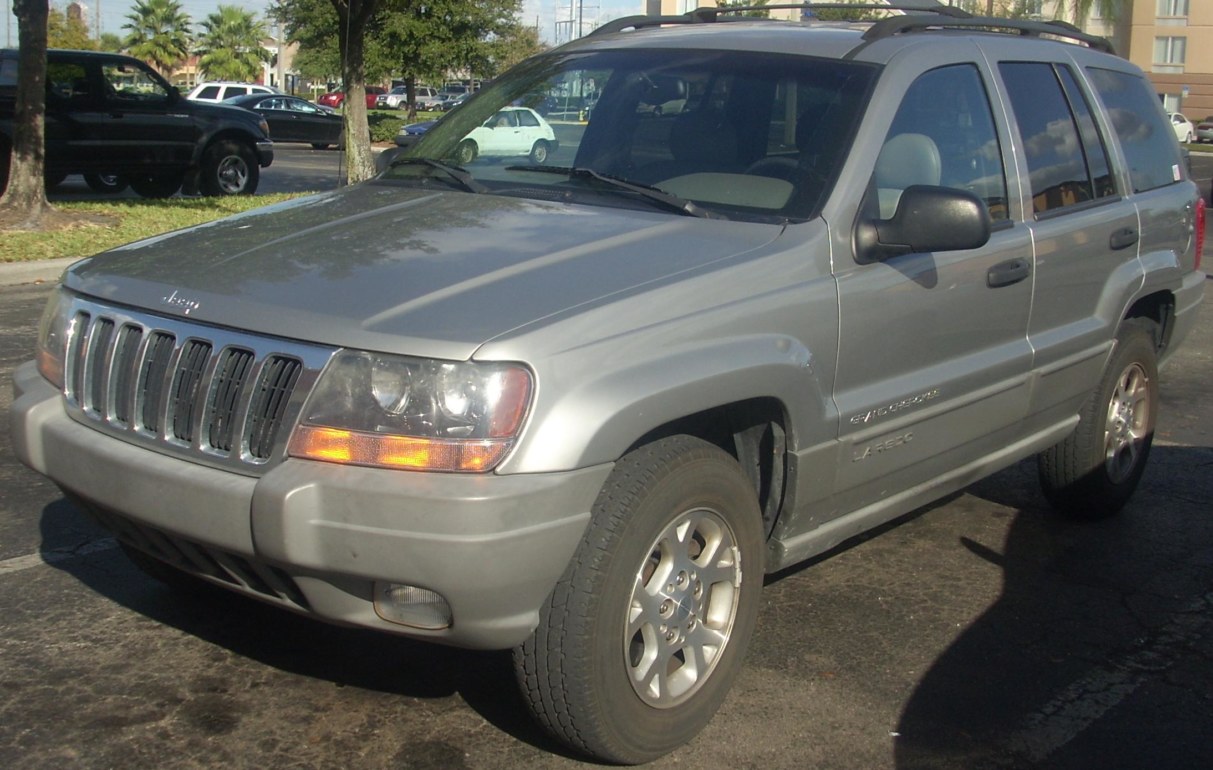 Jeep Grand Cherokee WJ Laredo gris, vue avant