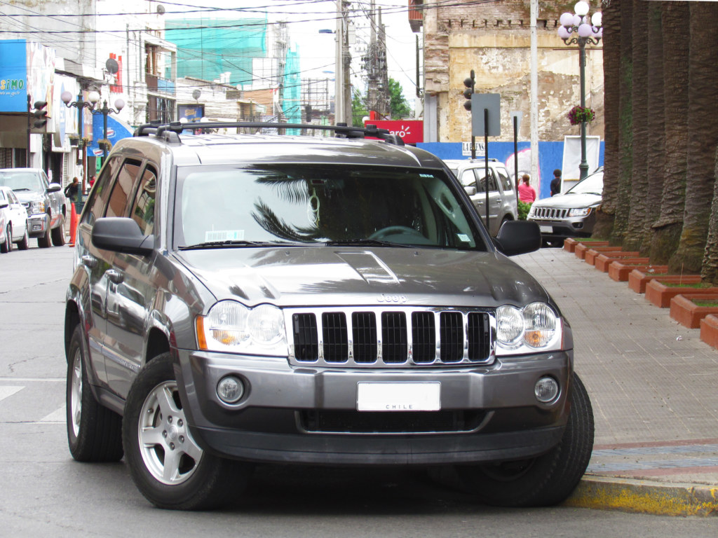 Jeep Grand Cherokee WK Limited noir de 2008, motorise par le V8 Hemi