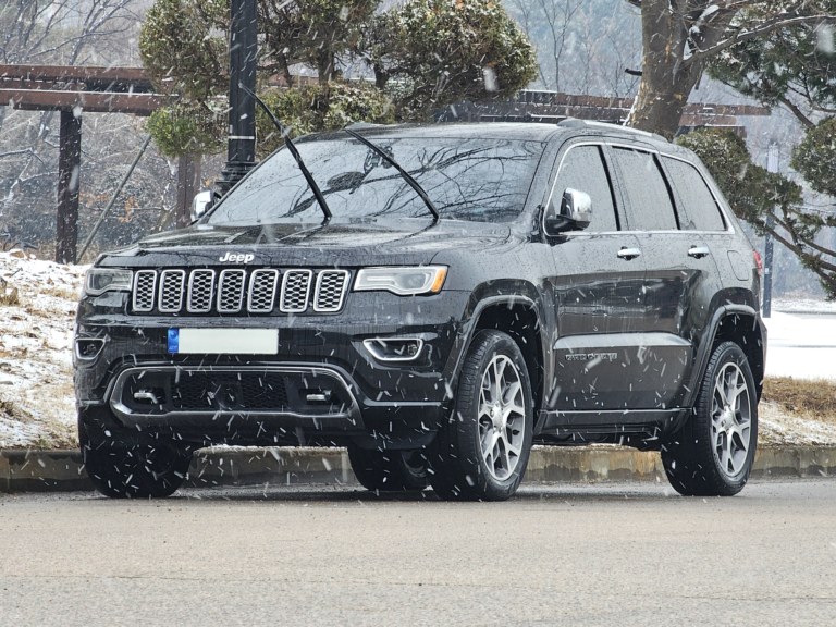 Jeep Grand Cherokee WK2 Overland noir, plateforme partagee avec Mercedes-Benz