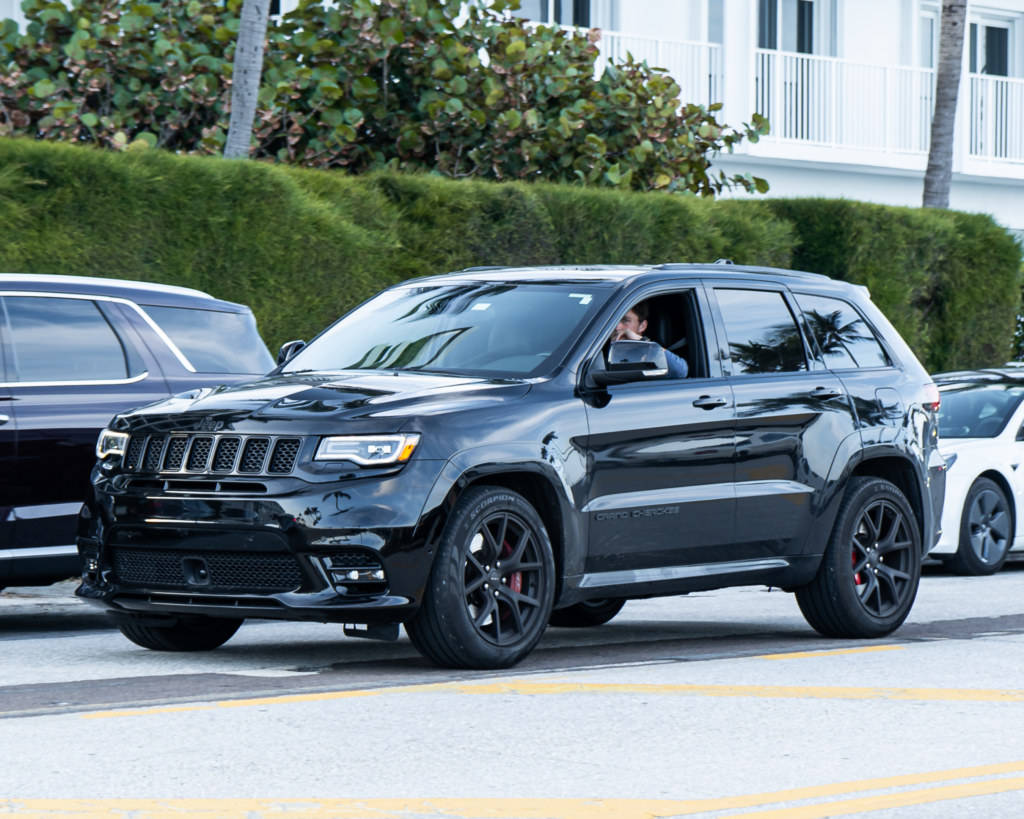 Jeep Grand Cherokee WK2 SRT noir, version sportive a moteur V8