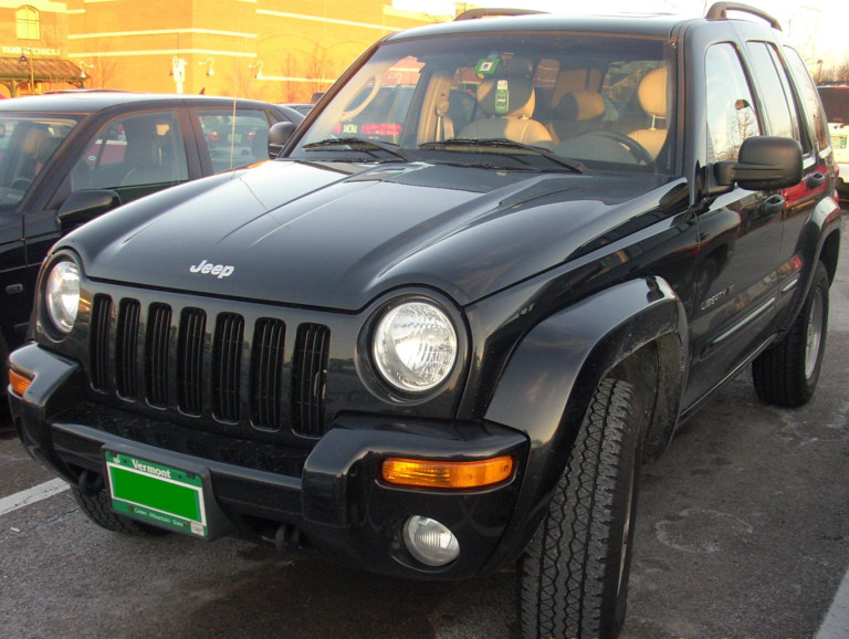 Jeep Liberty KJ noire de 2002-2004, premier SUV Jeep a suspension avant independante