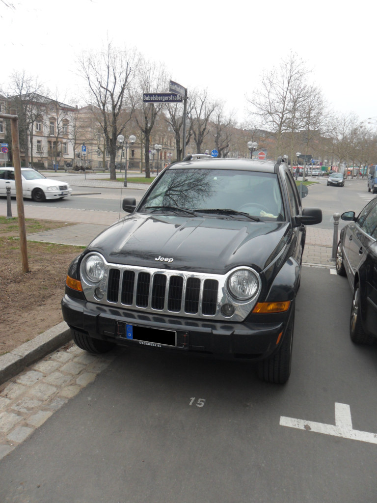 Jeep Liberty KJ verte photographiee en Allemagne, ou elle etait vendue sous le nom Cherokee