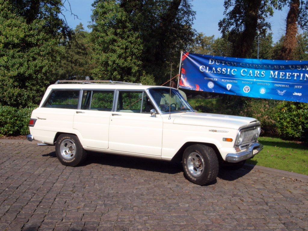 Le meme Jeep Wagoneer de 1969 vu de profil, au musee Louwman aux Pays-Bas