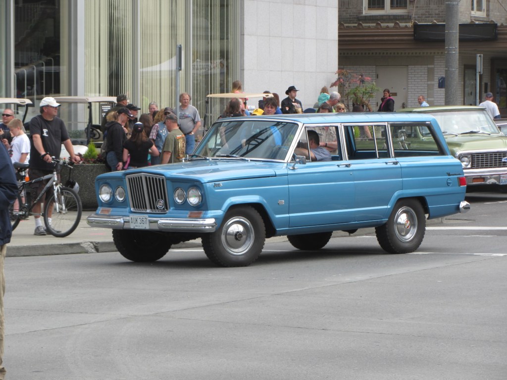 Jeep Wagoneer bleu de 1963-1964, l’un des tout premiers exemplaires du SUV de luxe