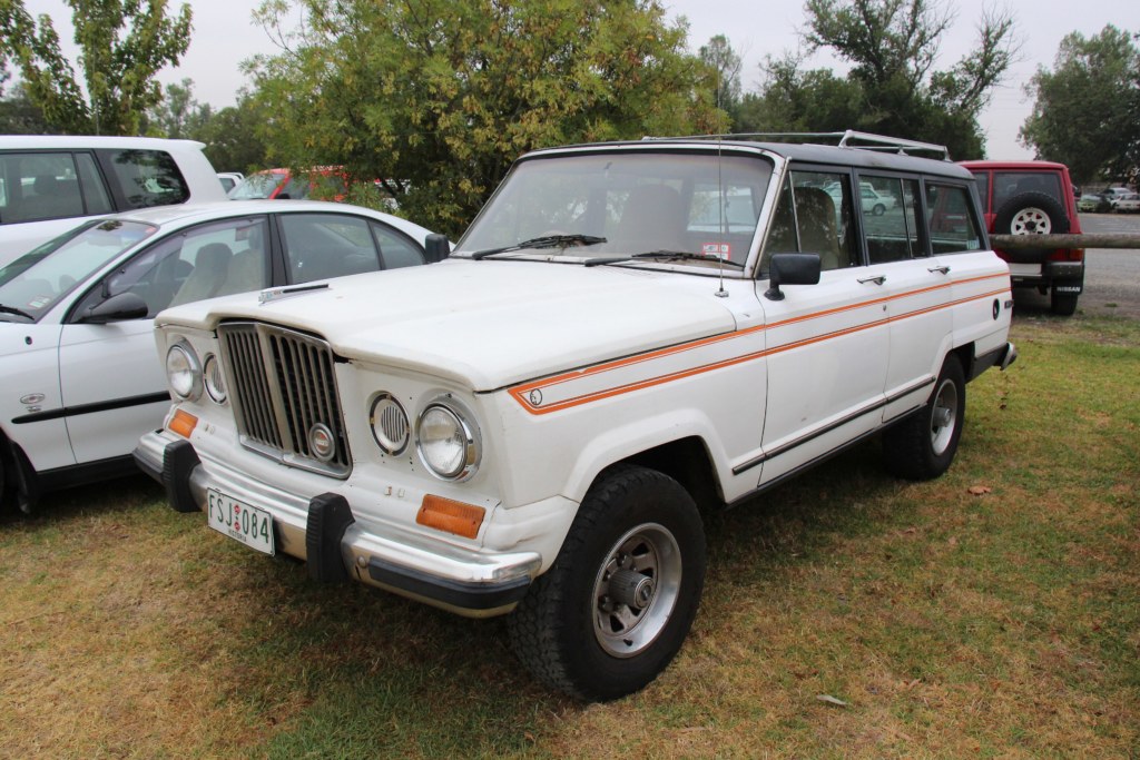 Jeep Wagoneer blanc avec liseret orange, un des premiers millesimes du SJ