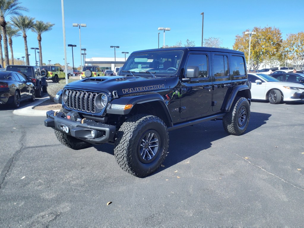 Jeep Wrangler Rubicon 392 noire, avec l’ecope de capot alimentant le V8
