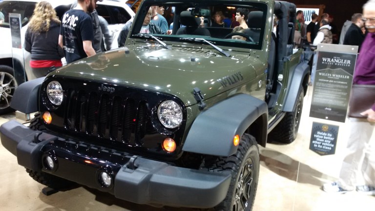 Jeep Wrangler JK deux portes vert, finition Willys, exposee en salon