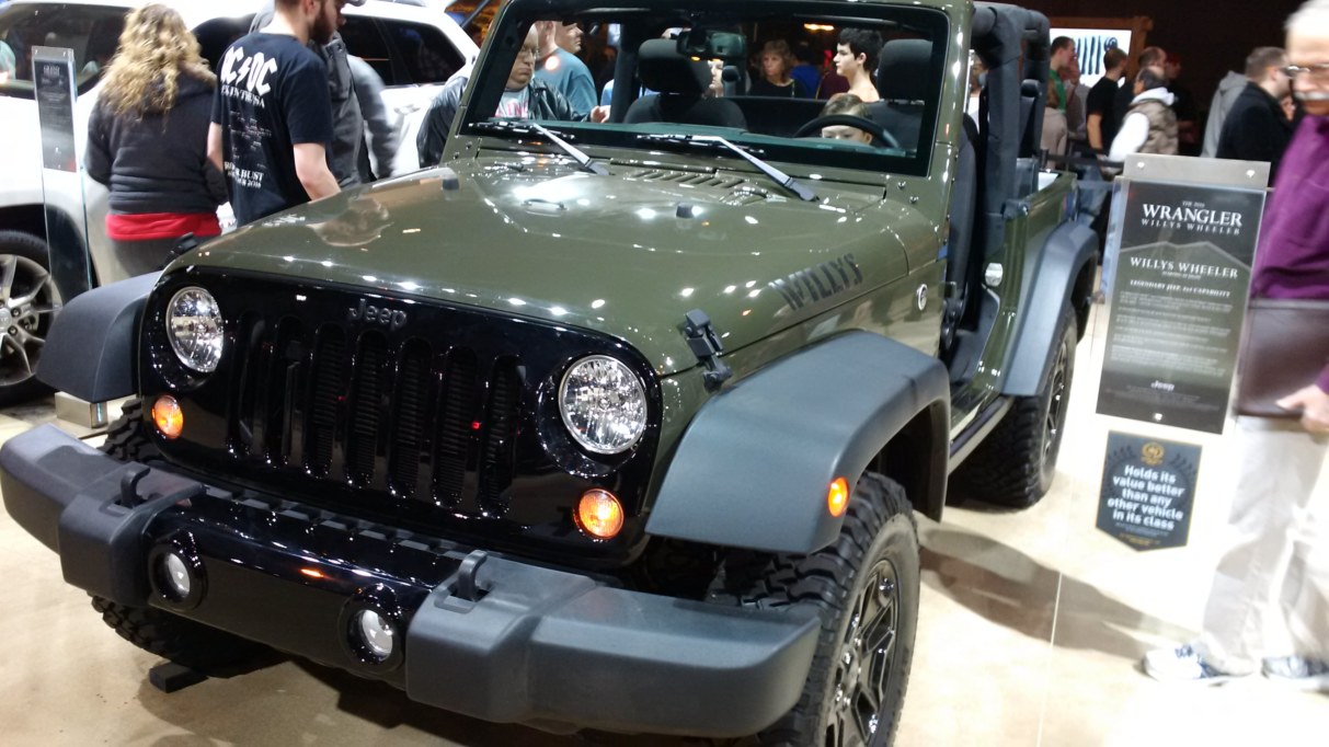Jeep Wrangler JK deux portes vert, finition Willys, exposee en salon