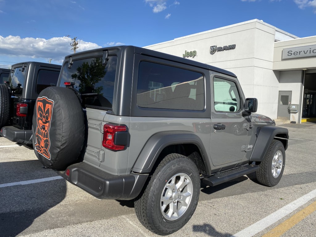 Jeep Wrangler JL deux portes gris, finition Islander, vue arriere