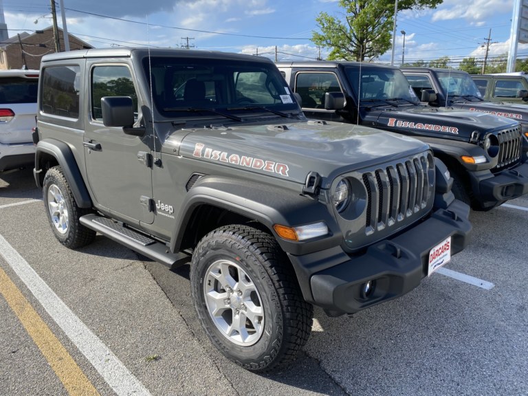 Jeep Wrangler JL deux portes gris, finition Islander, vue avant