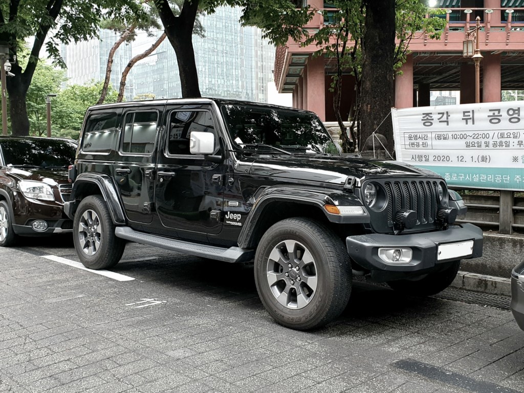 Jeep Wrangler Unlimited JL noire, la version quatre portes de la quatrieme generation