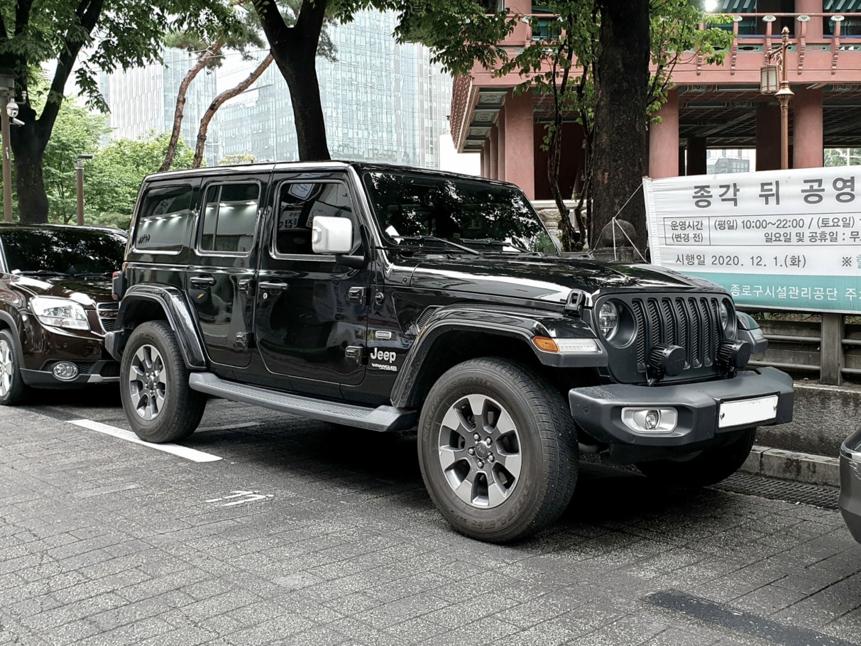 Jeep Wrangler Unlimited JL noire, la version quatre portes de la quatrieme generation