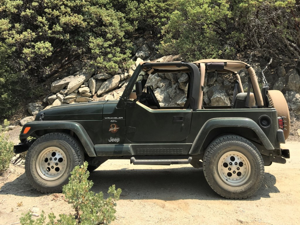 Jeep Wrangler TJ Sahara de 1998, vert olive, phares ronds retrouves