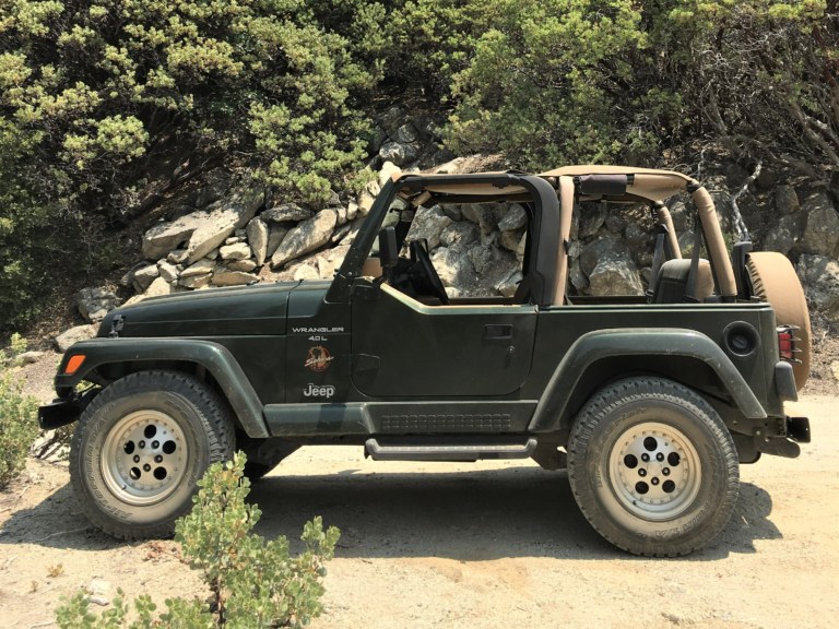 Jeep Wrangler TJ Sahara de 1998, vert olive, phares ronds retrouves