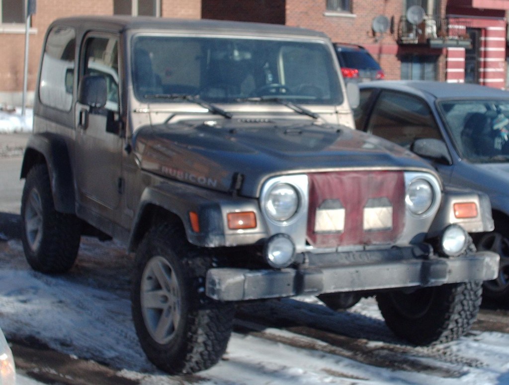 Jeep Wrangler TJ Rubicon vert fonce, equipee pour le tout-terrain
