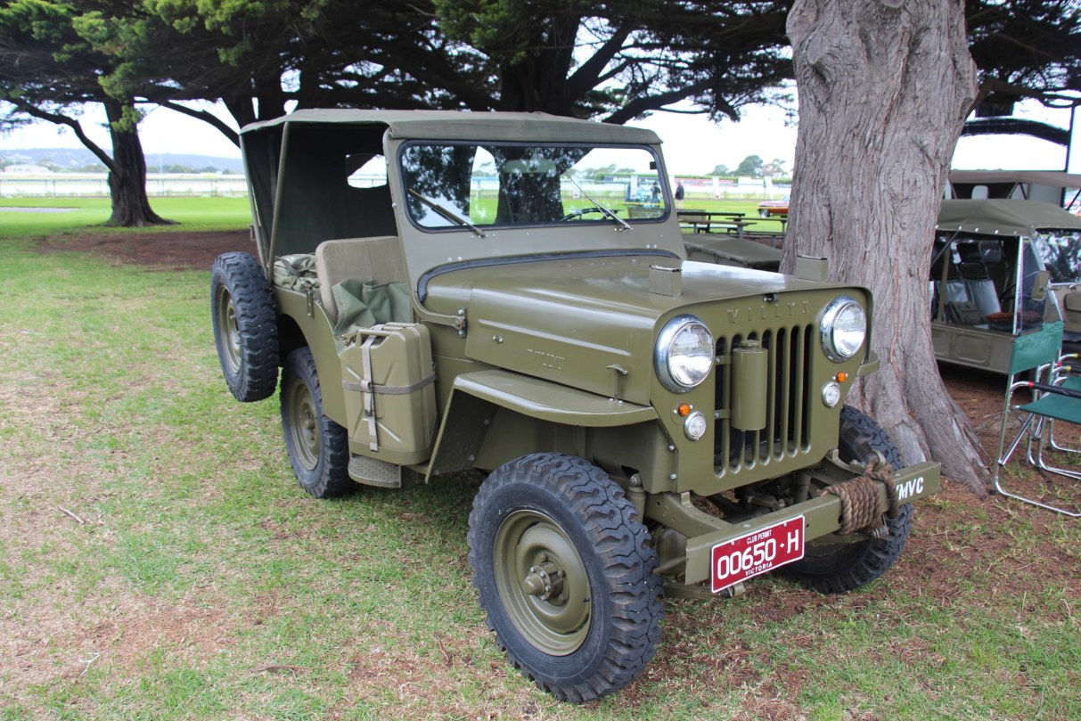Willys CJ-3B verte de 1953 avec son capot rehausse pour loger le moteur Hurricane