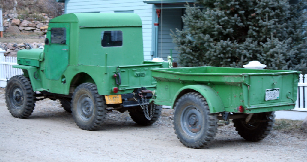 Willys CJ-3B verte attelee a une remorque militaire M100 d’epoque