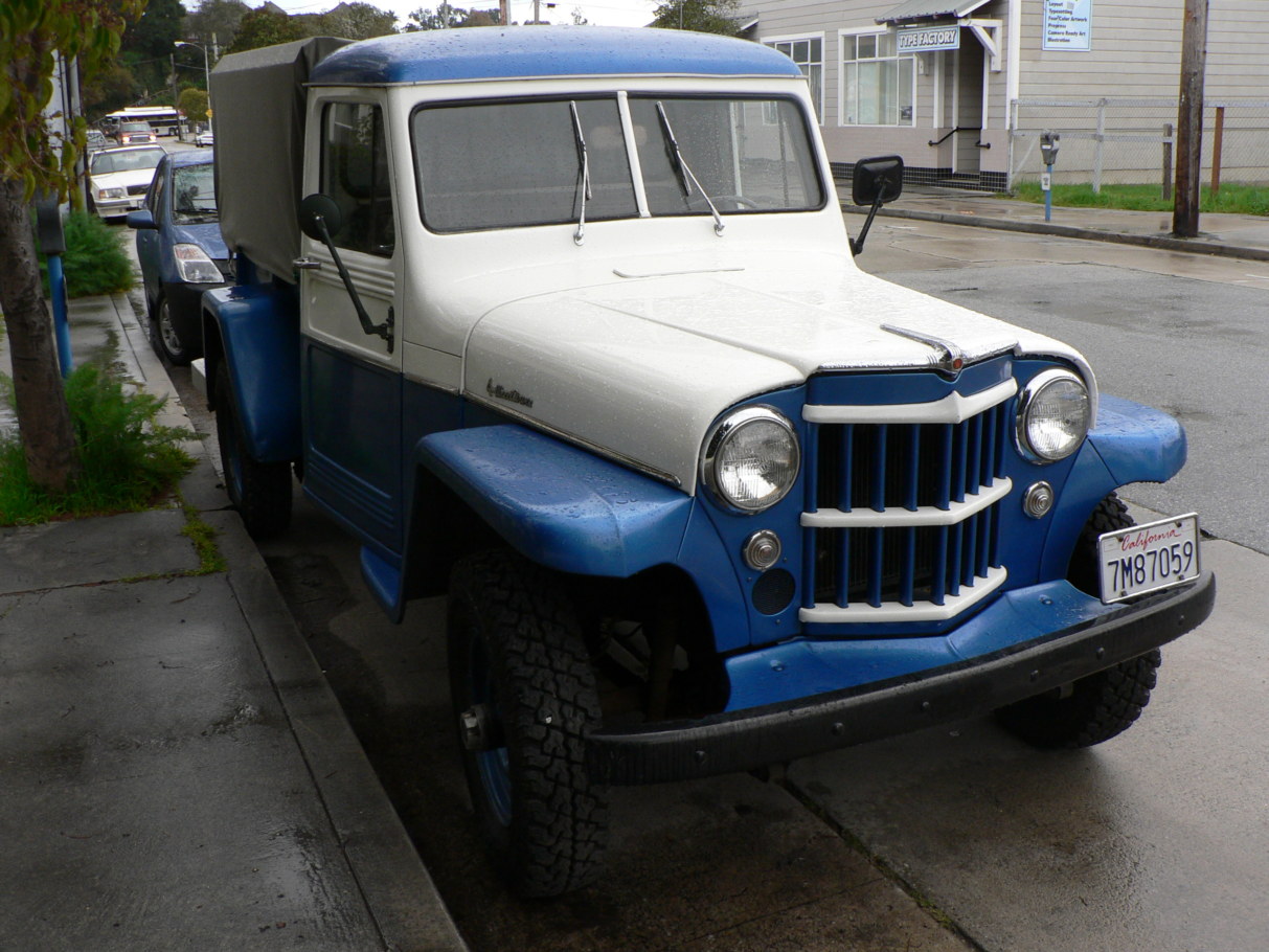 Willys Jeep Truck pick-up bicolore bleu et blanc, calandre en V a cinq barres
