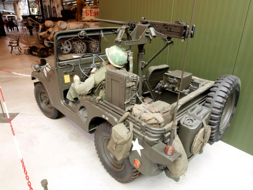 Willys M38A1 equipe d’une mitrailleuse montee sur pivot, vue avant