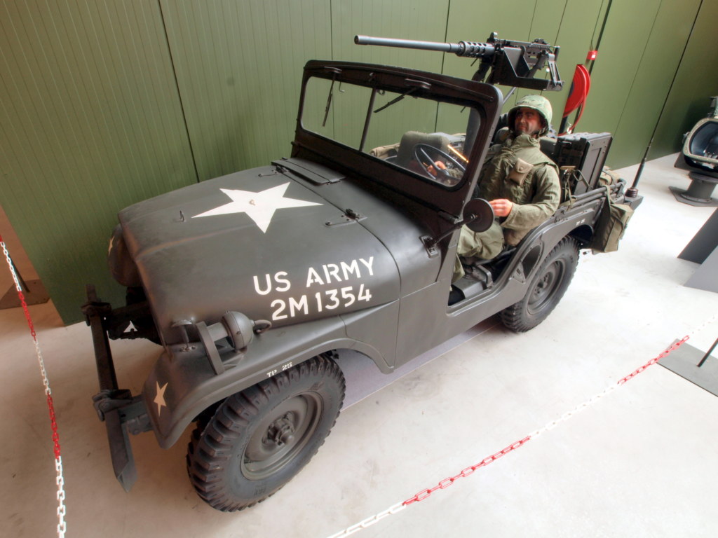 Willys M38A1 vert olive, ailes rondes et arceau de phares, expose au musee de guerre