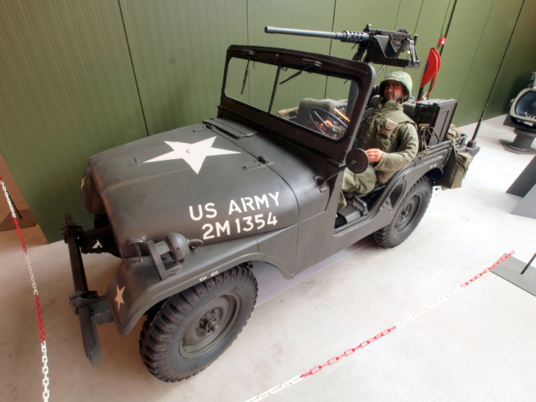 Willys M38A1 vert olive, ailes rondes et arceau de phares, expose au musee de guerre
