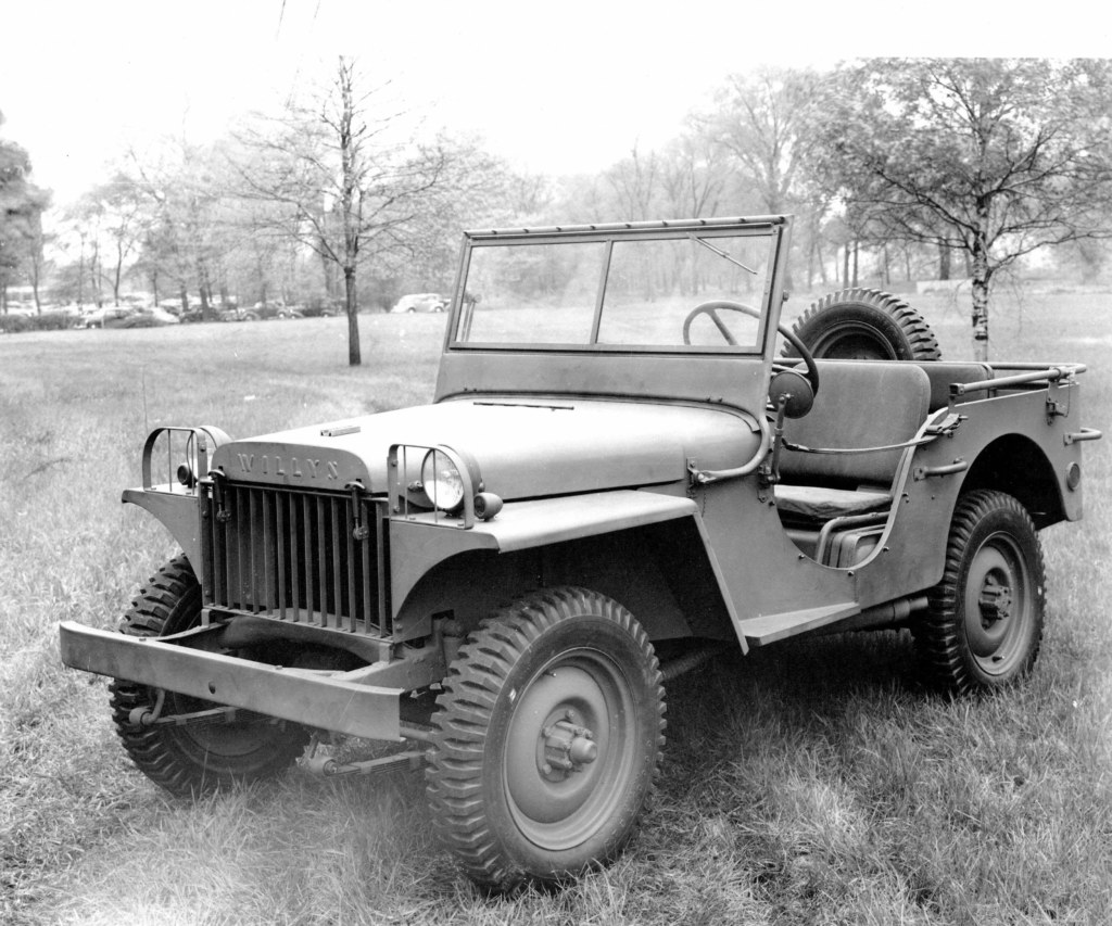 Willys MA 1941 vue avant gauche, phares dans les ailes et capot bombé