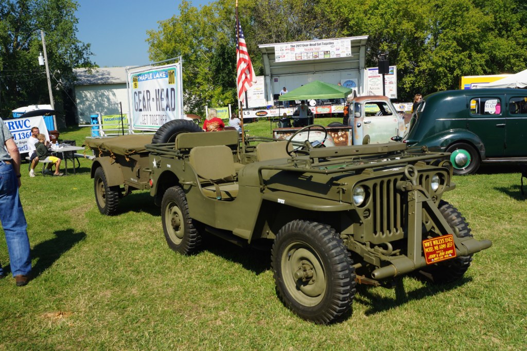 Jeep Willys MB slat grille 1942 et sa remorque lors d’un rassemblement