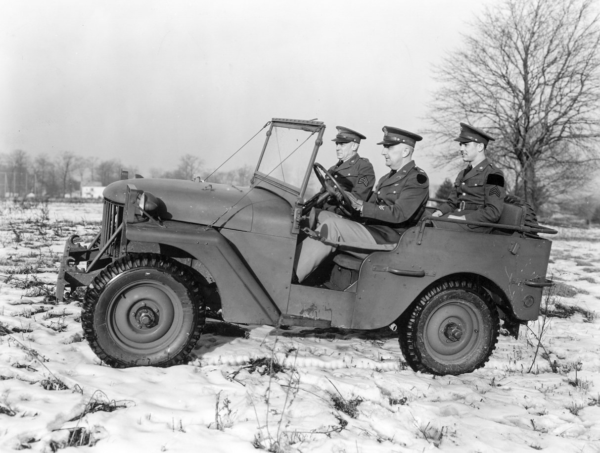 Willys Quad, prototype de la Jeep, avec trois soldats à bord dans la neige